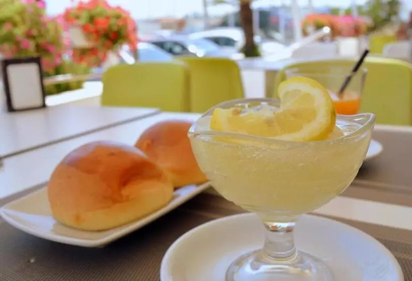 هاستل Enny Camere