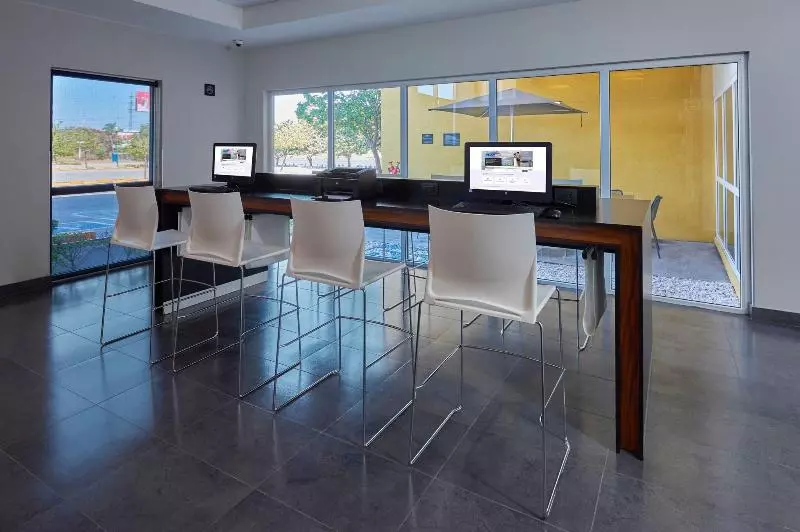 בית מלון כפרי City Express By Marriott Irapuato Norte