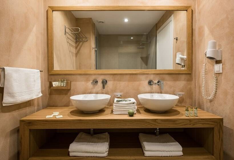 فندق Petra Beach