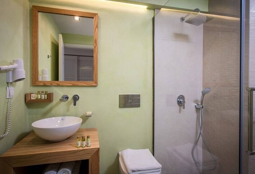 فندق Petra Beach