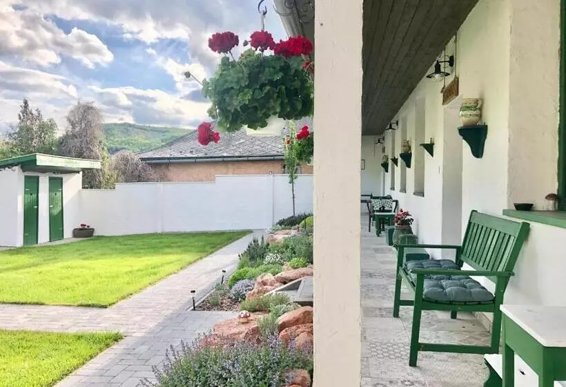 Majatalo Ladislaus Schnaps Haus Falusi Vendégház