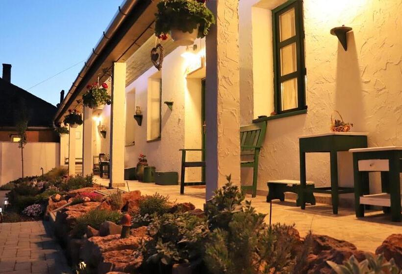 بنسيون Ladislaus Schnaps Haus Falusi Vendégház