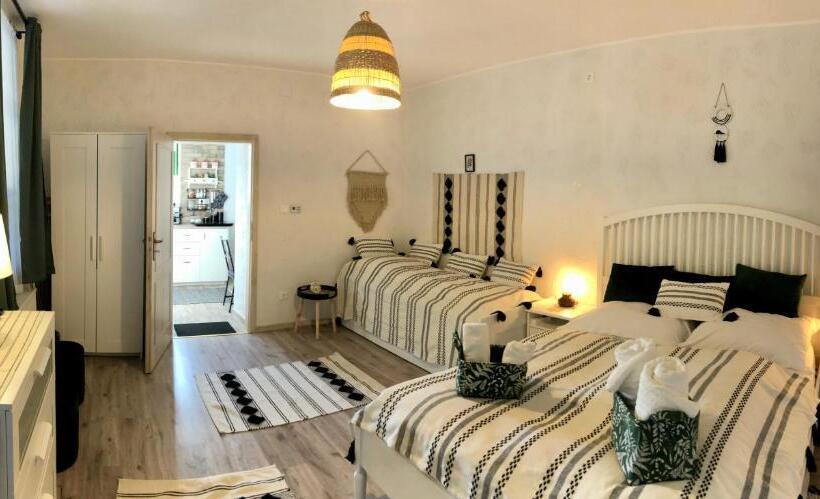 פנסיון Ladislaus Schnaps Haus Falusi Vendégház