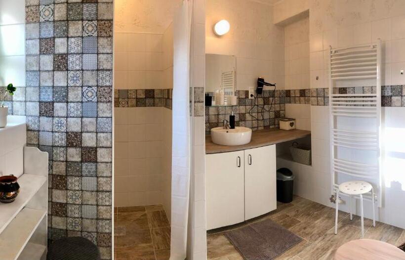 פנסיון Ladislaus Schnaps Haus Falusi Vendégház