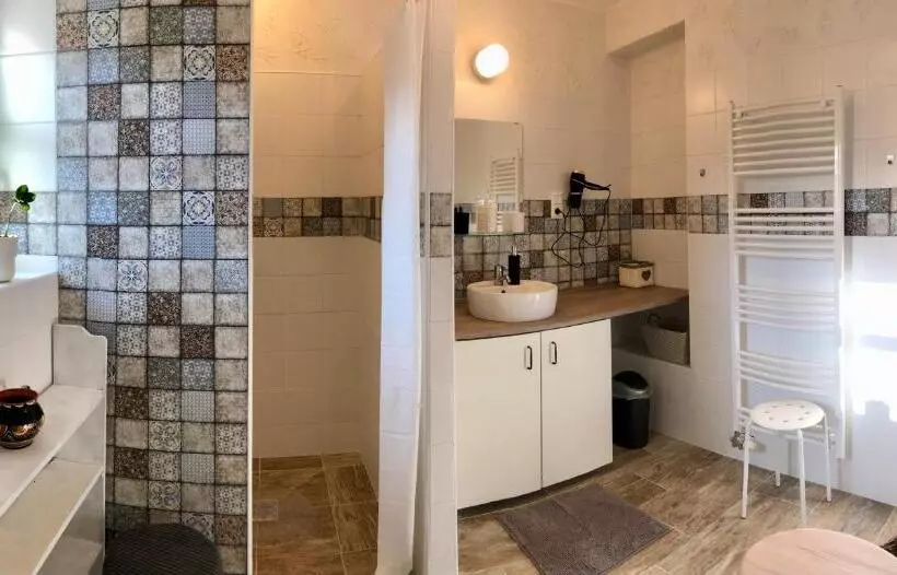 Majatalo Ladislaus Schnaps Haus Falusi Vendégház