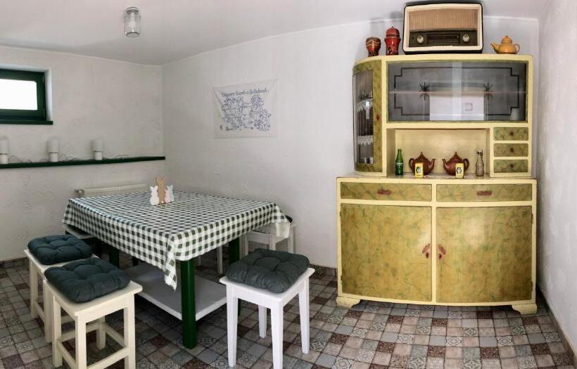 פנסיון Ladislaus Schnaps Haus Falusi Vendégház