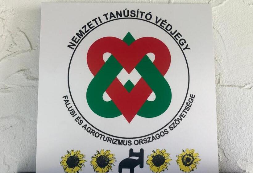 פנסיון Ladislaus Schnaps Haus Falusi Vendégház