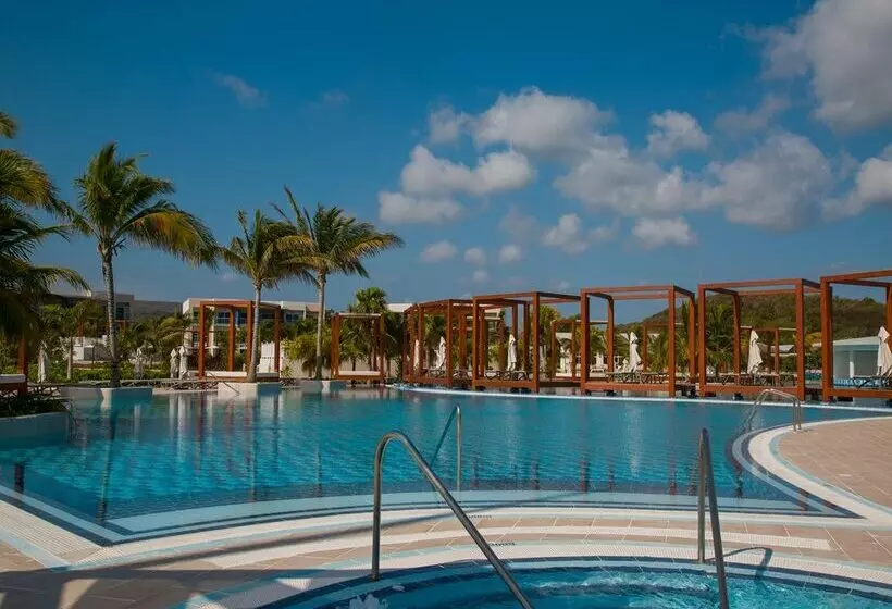 Hotelli Gran Muthu Almirante Beach