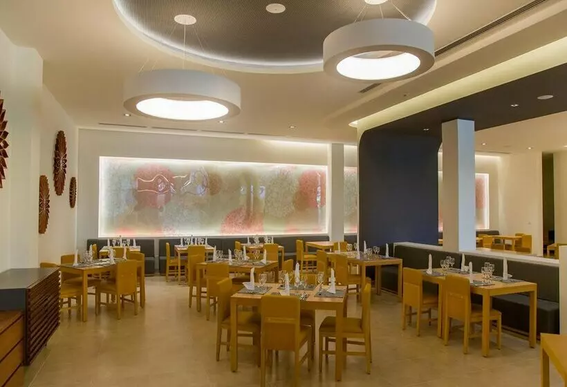 Hotelli Gran Muthu Almirante Beach