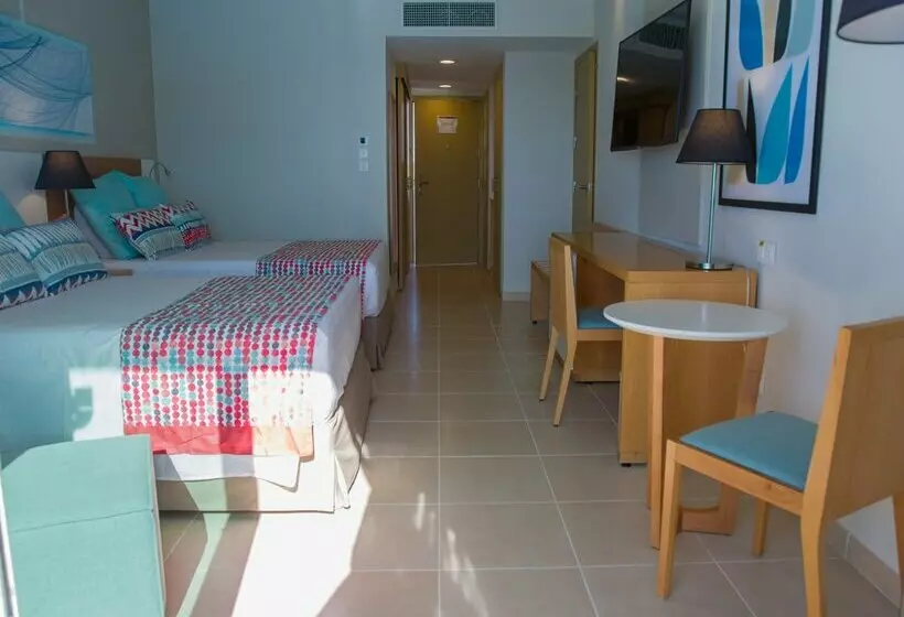 Hotelli Gran Muthu Almirante Beach