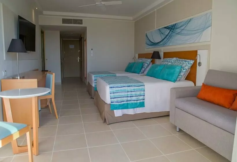 Hotelli Gran Muthu Almirante Beach