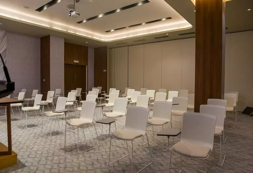 Hotelli Gran Muthu Almirante Beach