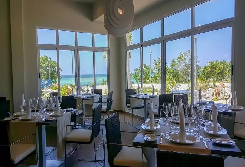 Hotelli Gran Muthu Almirante Beach