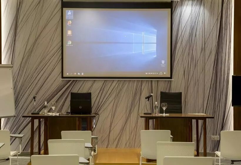 Hotelli Gran Muthu Almirante Beach