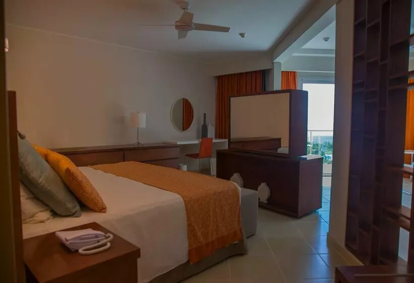 Hotelli Gran Muthu Almirante Beach