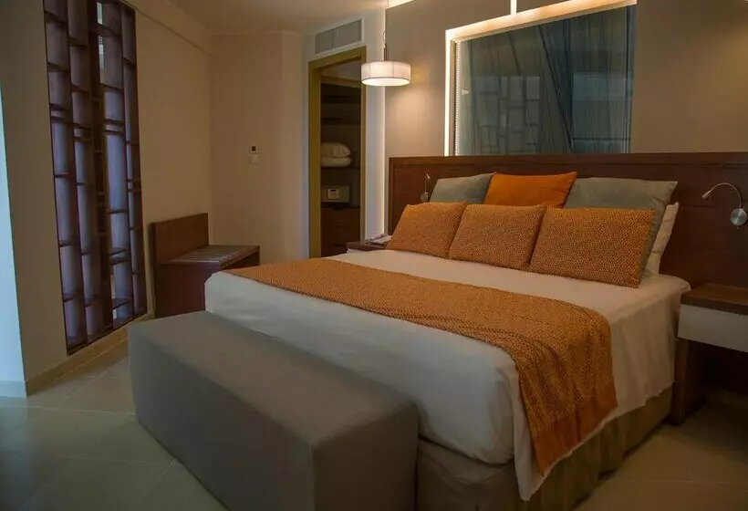 Hotelli Gran Muthu Almirante Beach