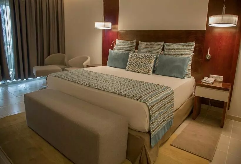 Hotelli Gran Muthu Almirante Beach