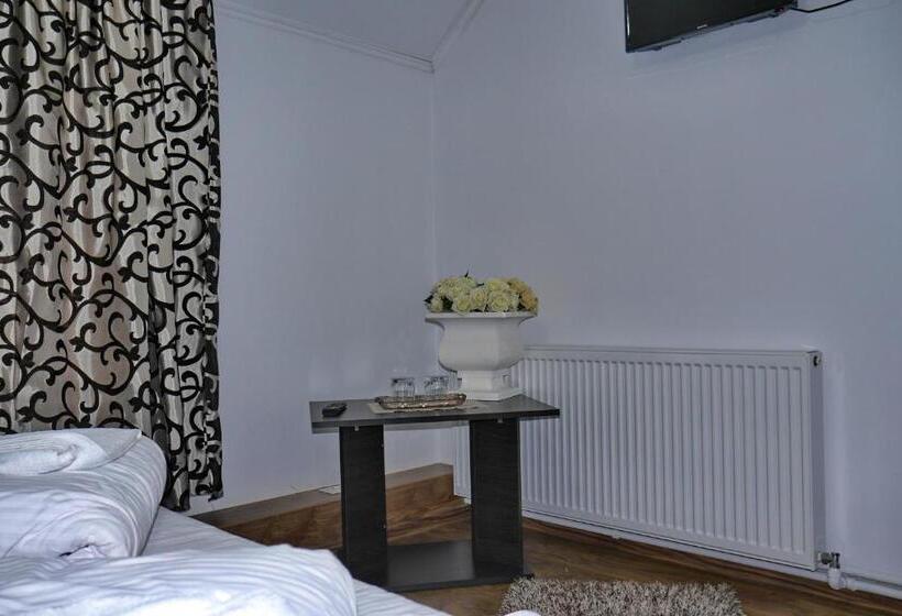 פנסיון Floare De Colt