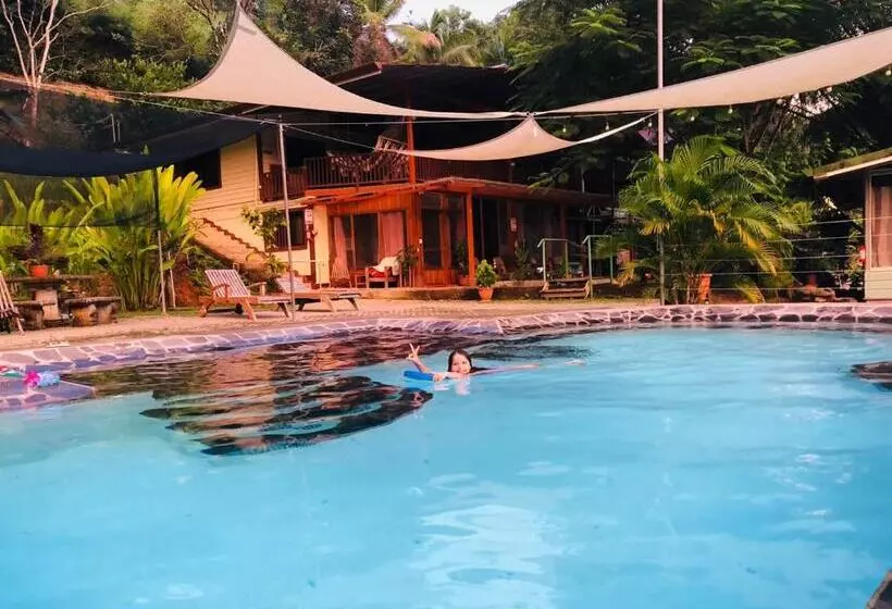 هتل Bamboo River House And
