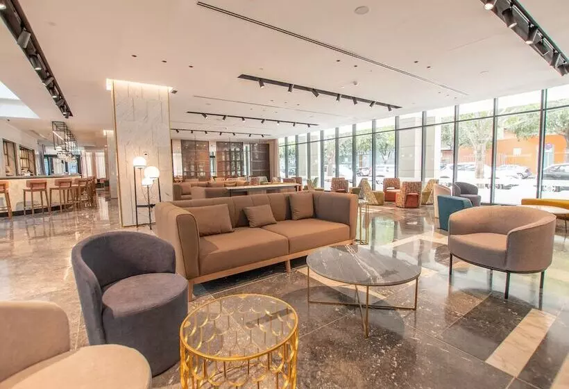 Hotelli Giralda Center