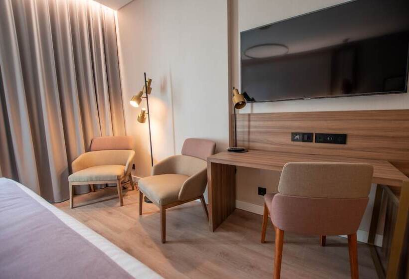 هتل Giralda Center