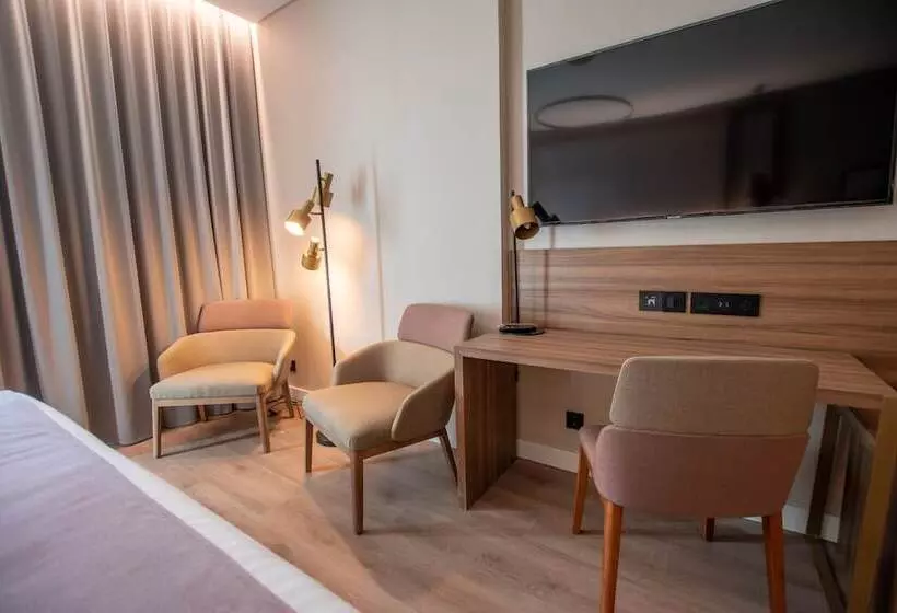 Hotelli Giralda Center