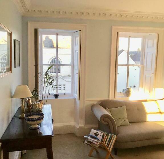 Bed and Breakfast Gladstone House