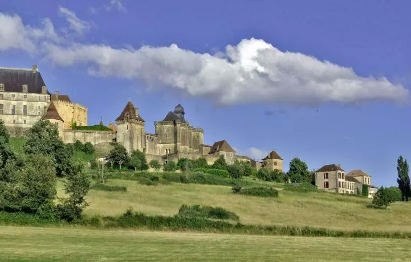 Aamiaismajoitus (B&B) Le Prieuré Du Château De Biron