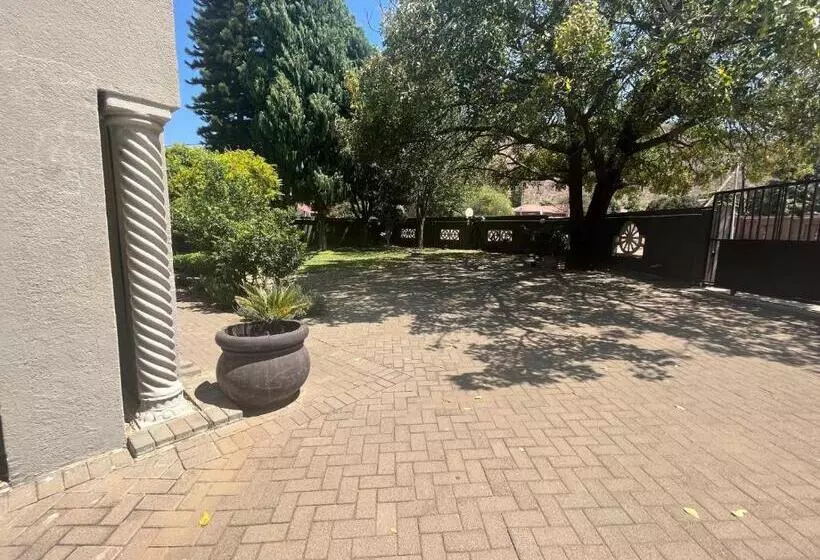 پانسیون Toro Guest House