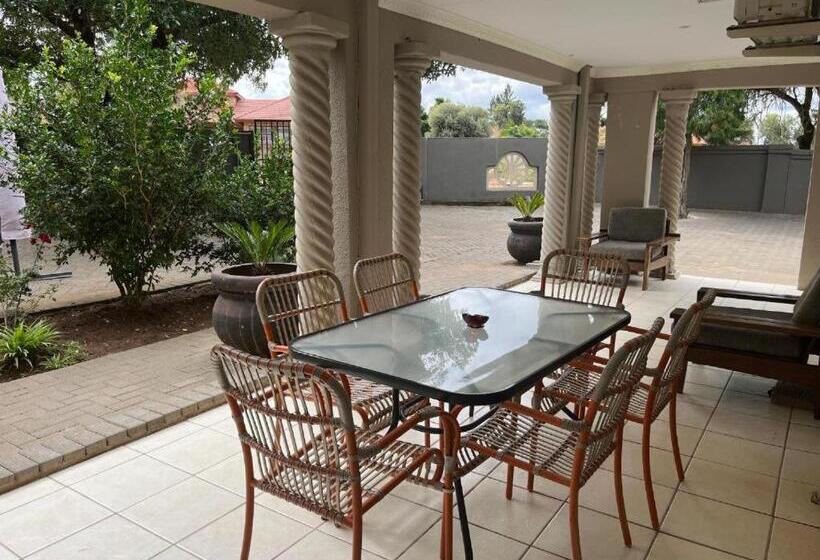 פנסיון Toro Guest House