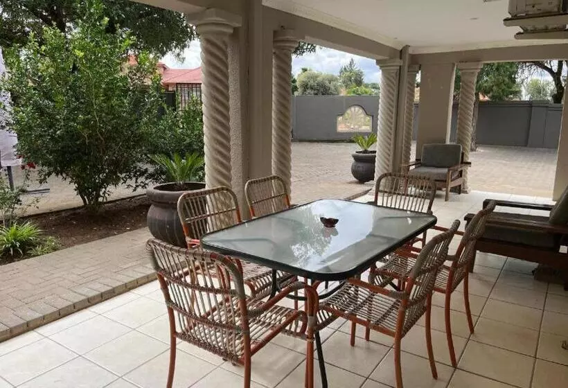 پانسیون Toro Guest House