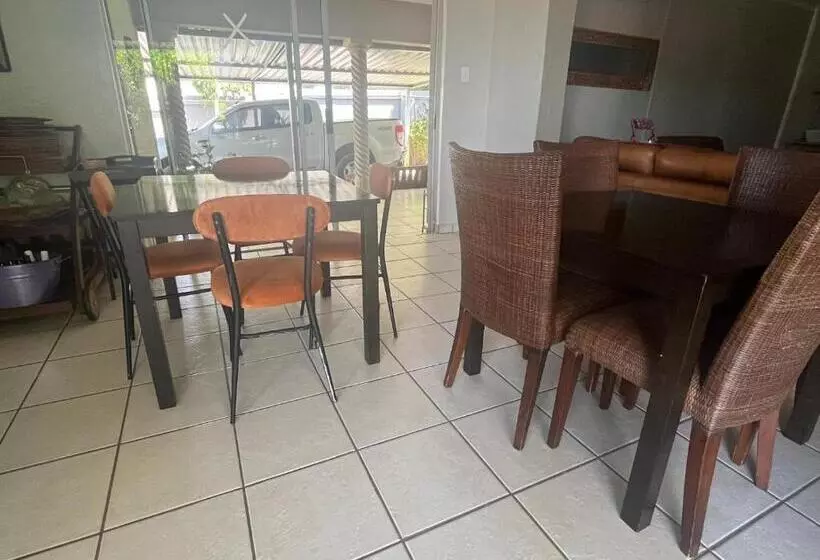 پانسیون Toro Guest House