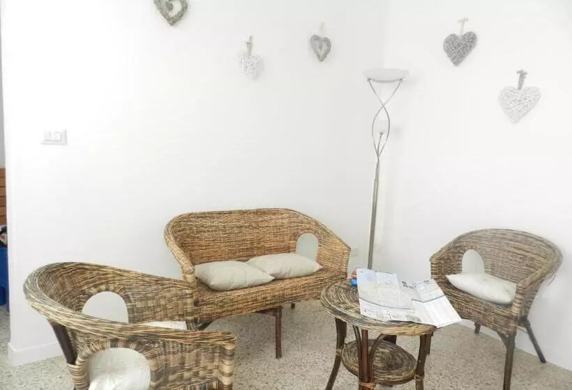 تختخواب و صبحانه Actinia Accommodation