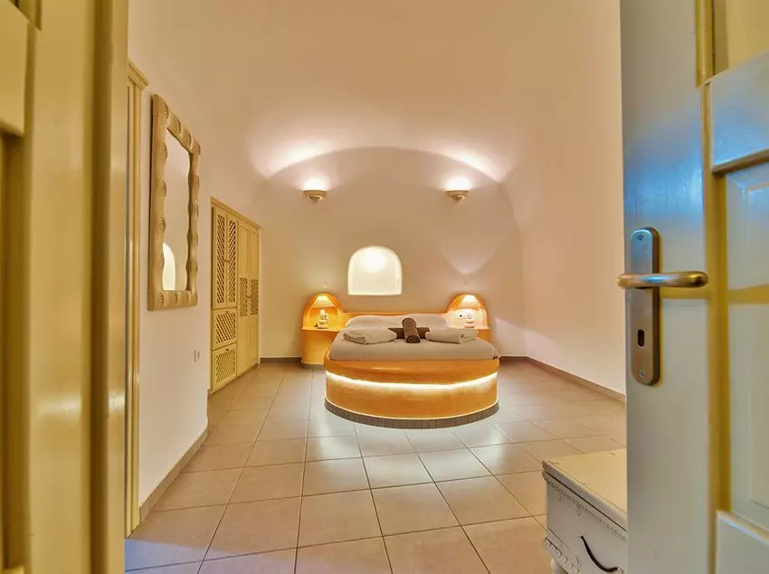 هتل Chroma Suites
