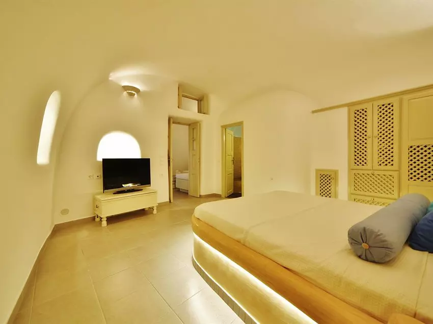 هتل Chroma Suites