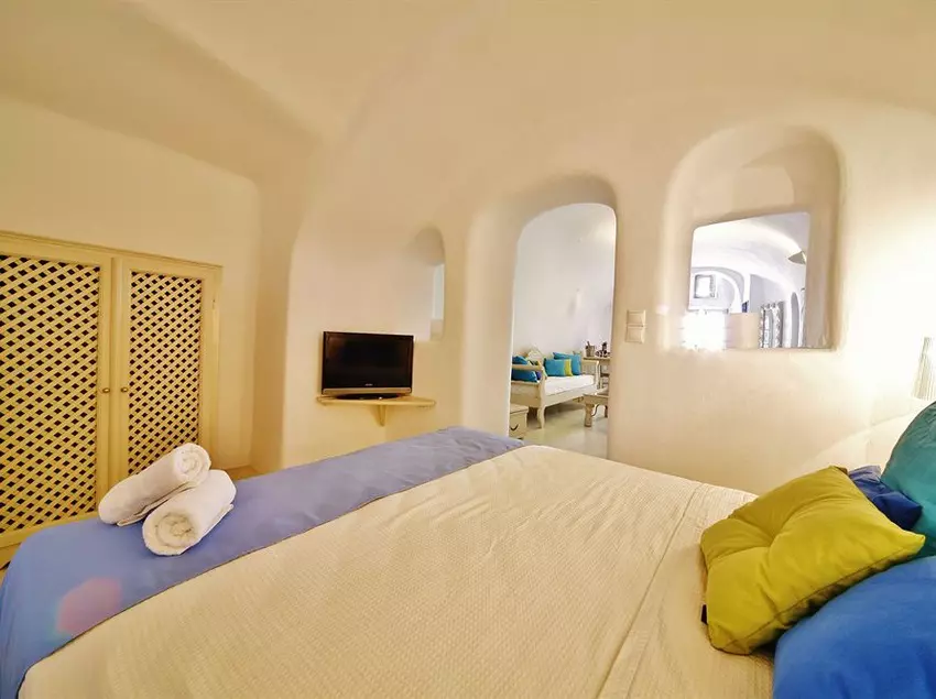 هتل Chroma Suites