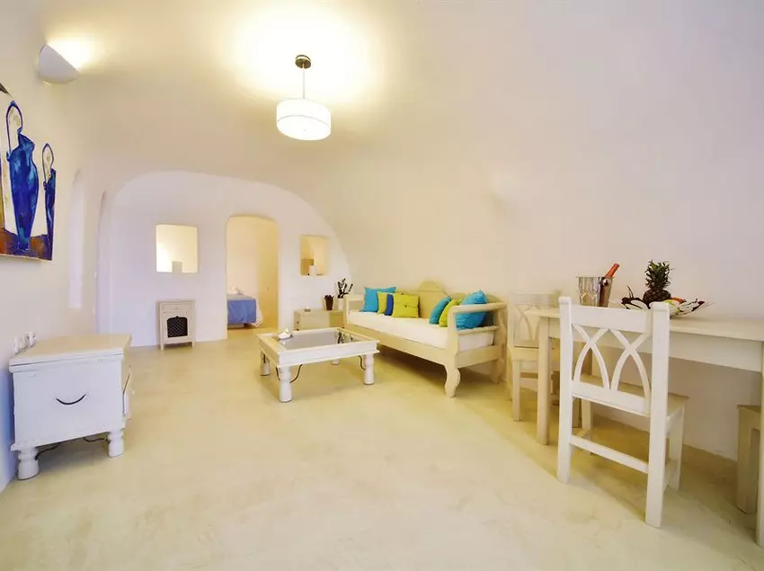 هتل Chroma Suites