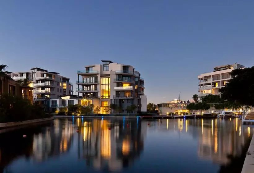 בית מלון כפרי V&a Waterfront Marina