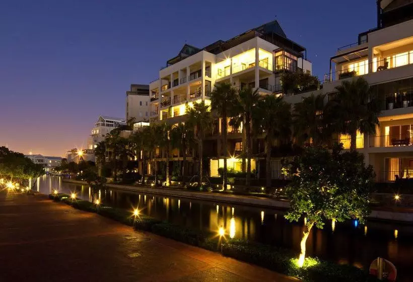 בית מלון כפרי V&a Waterfront Marina