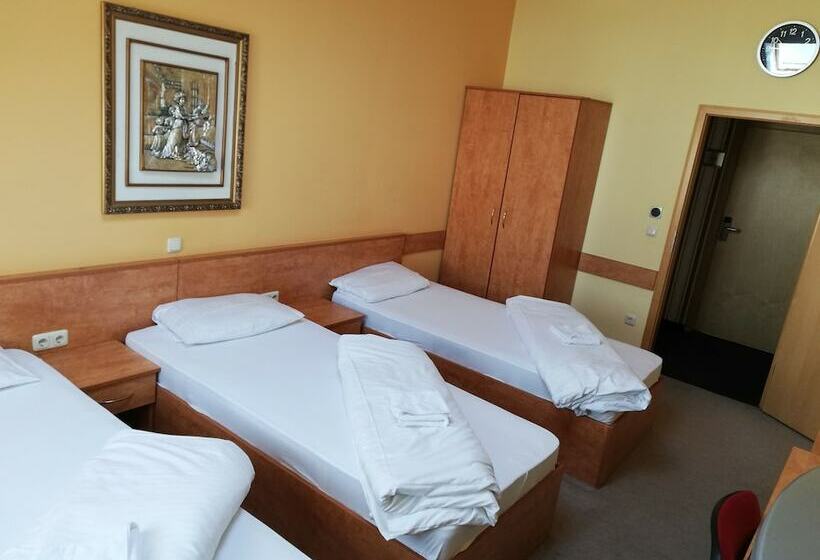 فندق Airport Global Hostel