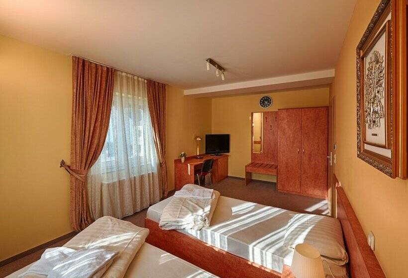 فندق Airport Global Hostel