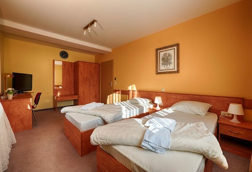 فندق Airport Global Hostel