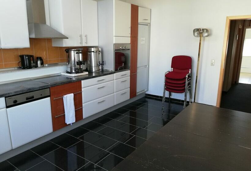 فندق Airport Global Hostel