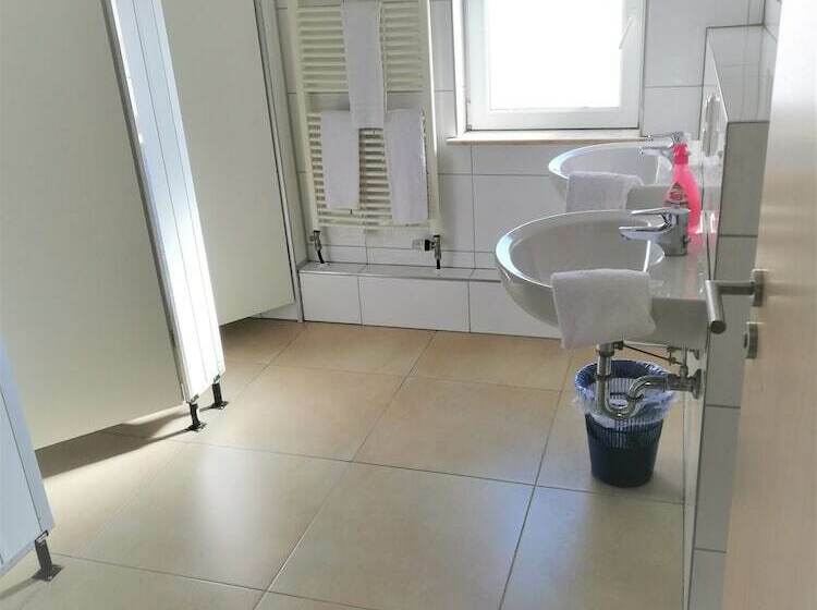 فندق Airport Global Hostel