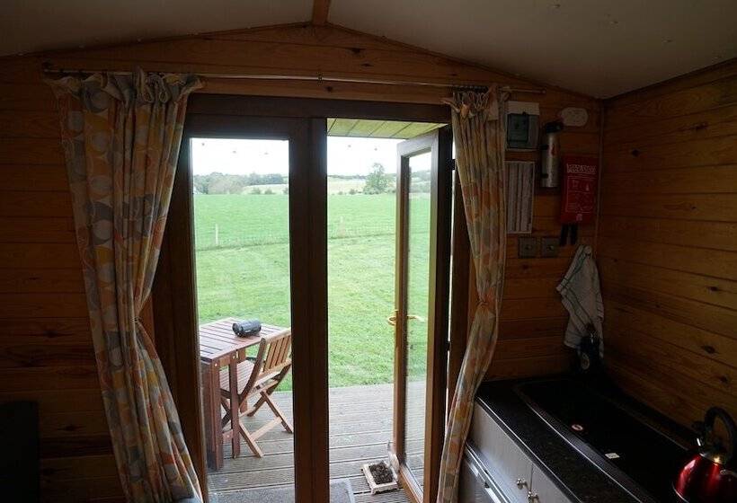 هتل Beehive @ Westcote Glamping  Campsite