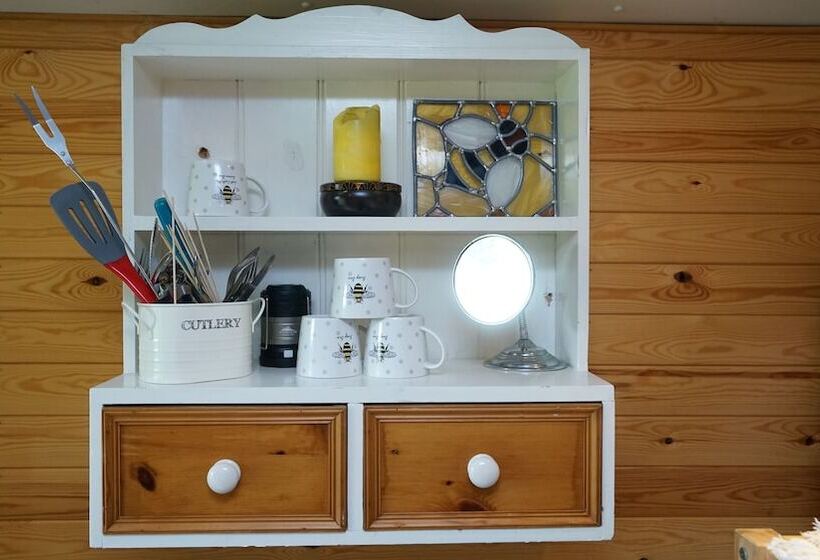 هتل Beehive @ Westcote Glamping  Campsite