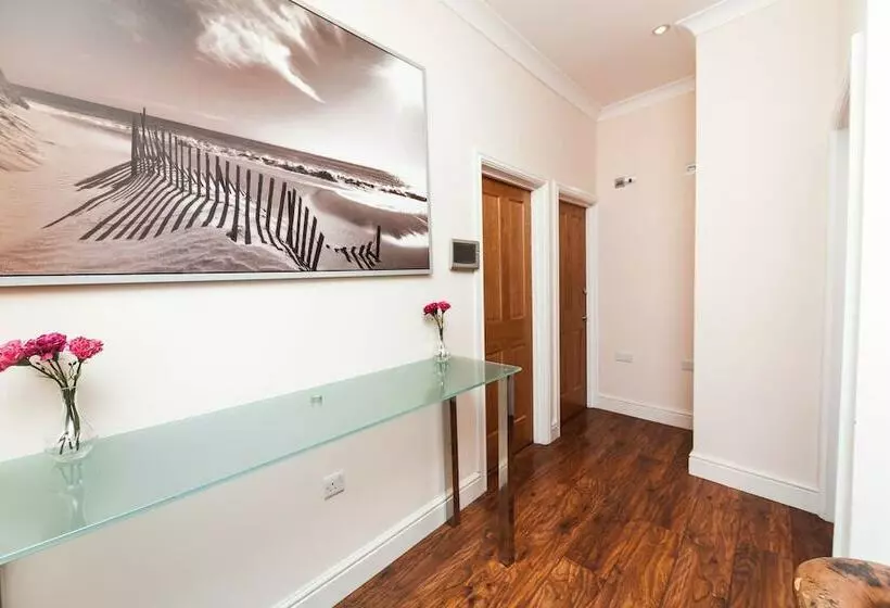 Majatalo Private Ensuite Room Liverpool Street