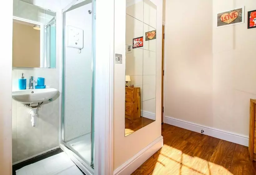 Majatalo Private Ensuite Room Liverpool Street