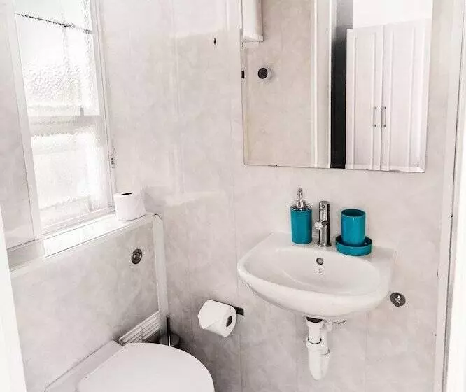 Majatalo Private Ensuite Room Liverpool Street