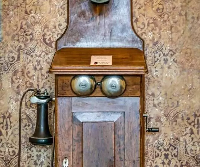 Redtail Suites ~ Entire Home ~ Sleeps 12 ~ Tesla Station